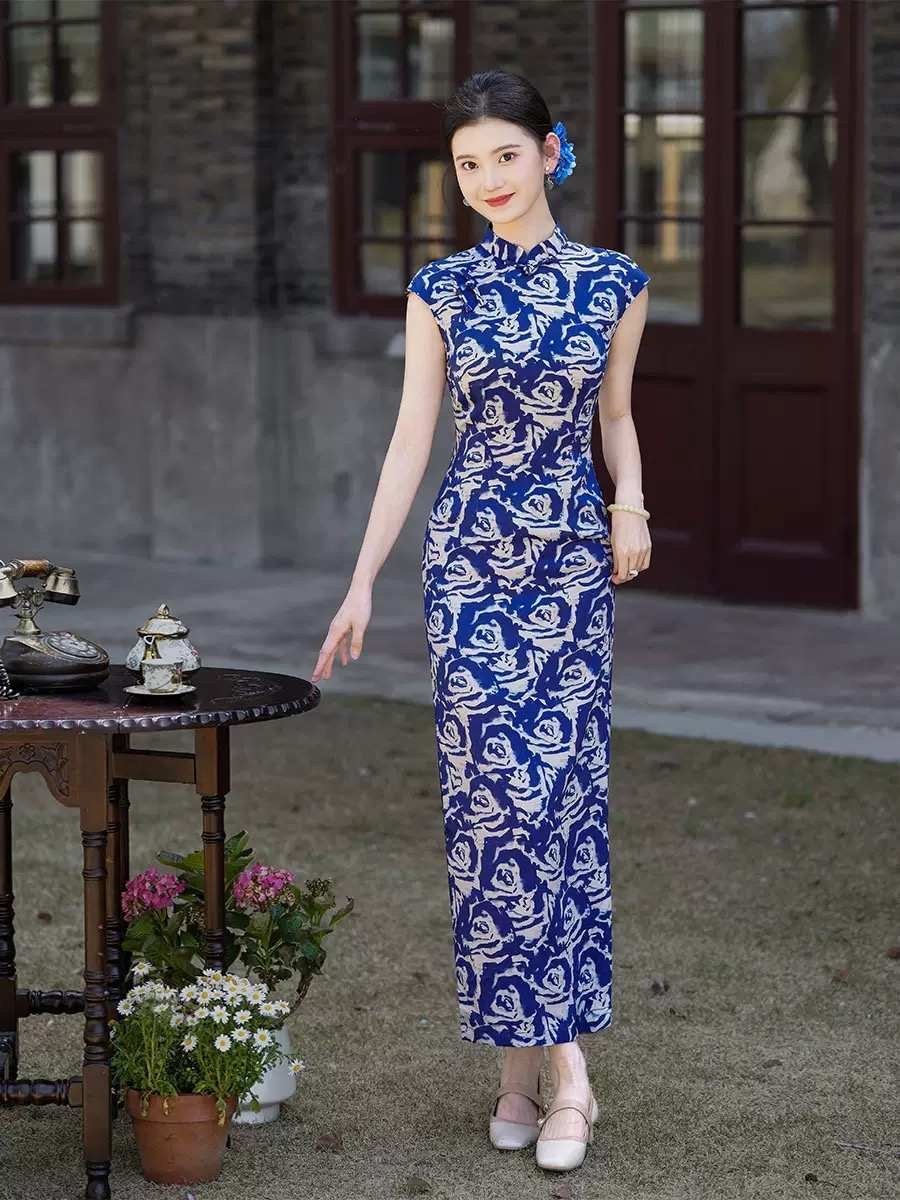 Blue and white Qipao